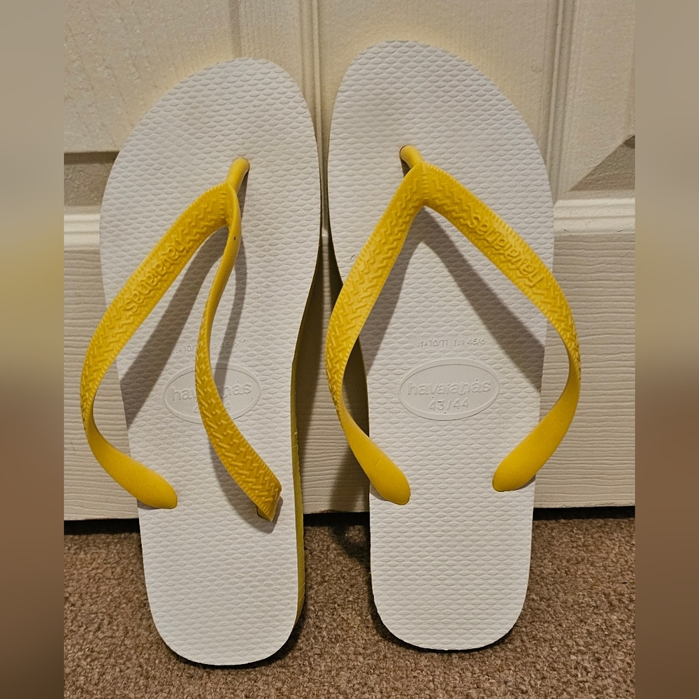 Havaianas Tradicional Yellow Flip Flops